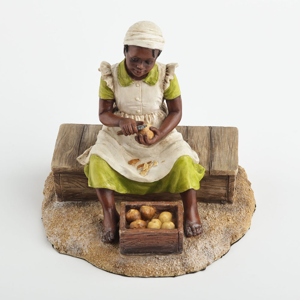Resin Art On Wood - 若い黒人少女の彫刻 木製ベンチでジャガイモを皮むく ヴィンテージ田舎の日常風景 樹脂製アート像 ホームデコレーションオーナメント