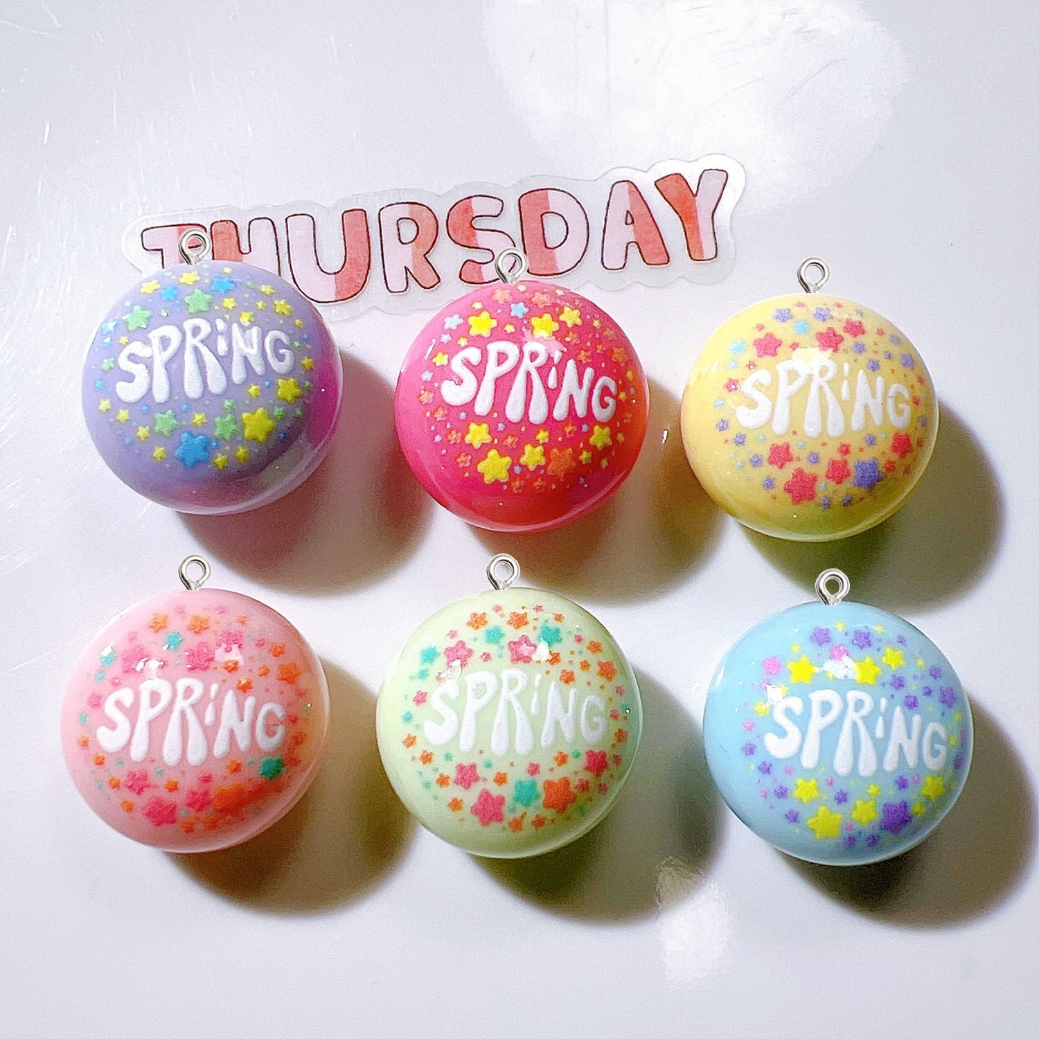 Resin Art Earrings Material - 10 個円形平面樹脂チャーム所見 DIY イヤリングブレスレットジュエリー作成材料キーホルダー電話バッグ小さなアートペンダント