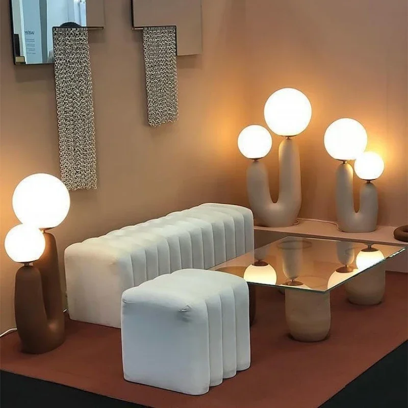北欧風子供部屋寝室用ベッドサイドライト、クリエイティブなアー - Resin Art On Floor のレビューと価格