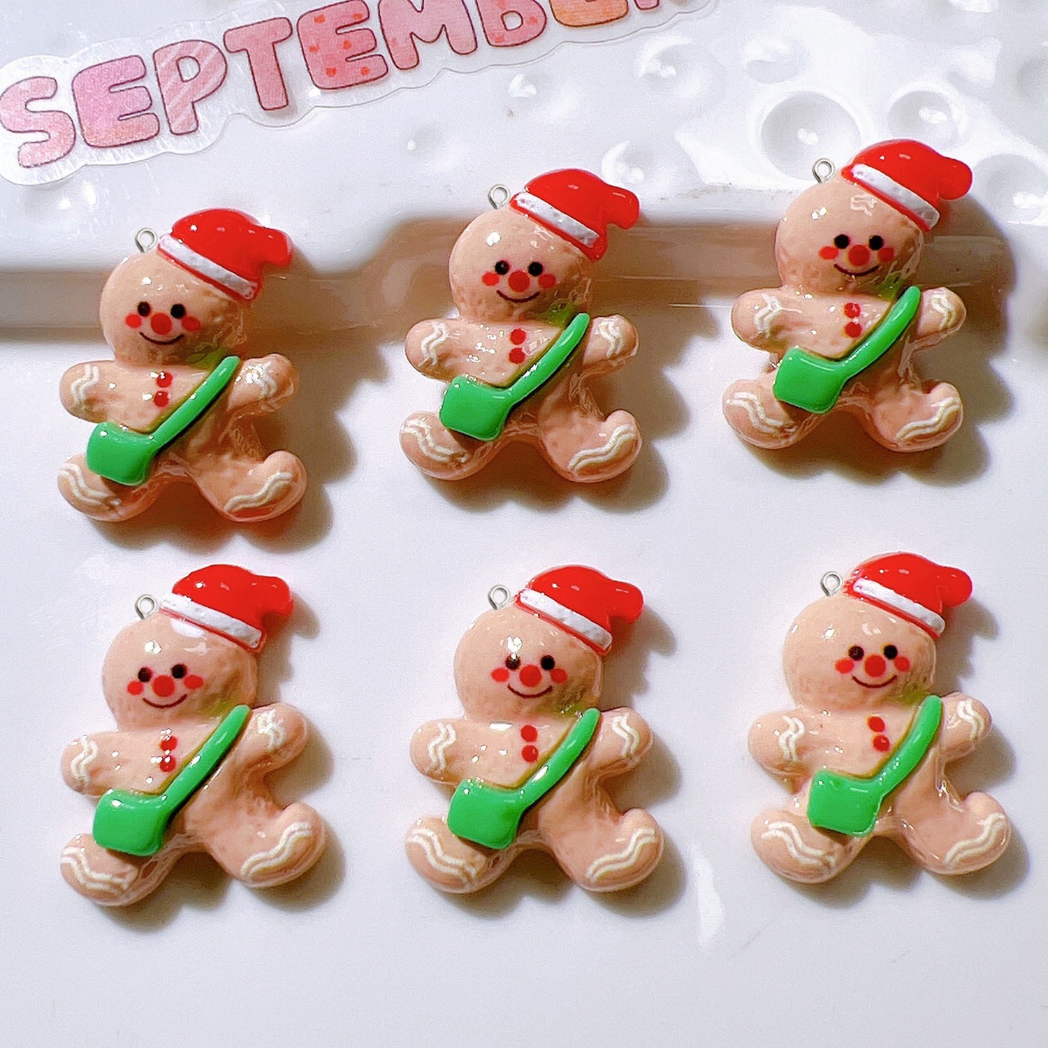 10 個かわいいクリスマス人形平面樹脂チャームペンダントヘア - Resin Art Earrings Material のレビューと価格